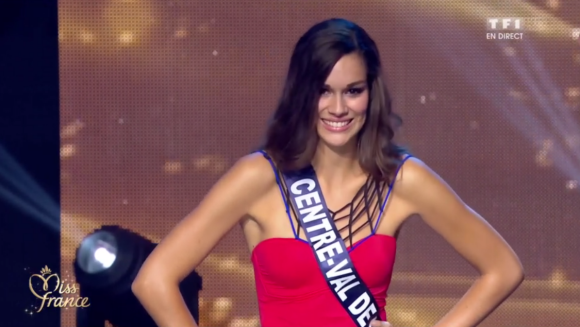 Miss Centre Val de Loire, choisie parmi les 12 finalistes, lors de l'élection Miss France 2016 le samedi 19 décembre 2015 sur TF1