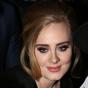 La chanteuse Adele rencontre ses fans lors de son arrivée à Milan en Italie le 4 décembre 2015.04/12/2015 - Milan