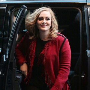 La chanteuse Adele souriante à New York le 20 novembre 2015.