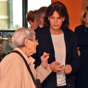 Semi-Exclusif - La princesse Stéphanie de Monaco a participé à la traditionnelle remise des cadeaux de Noël aux résidents du centre de gérontologie clinique Rainier III au Centre Hospitalier Princesse Grace de Monaco, le 18 décembre 2015 aidée par les bénévoles de la Croix-Rouge monégasque. © Bruno Bébert/Bestimage