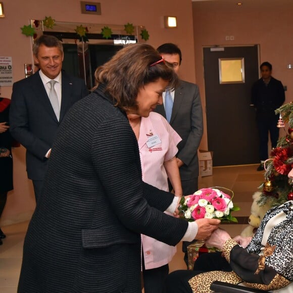 Semi-Exclusif - La princesse Stéphanie de Monaco a participé à la traditionnelle remise des cadeaux de Noël aux résidents du centre de gérontologie clinique Rainier III au Centre Hospitalier Princesse Grace de Monaco, le 18 décembre 2015 aidée par les bénévoles de la Croix-Rouge monégasque. © Bruno Bébert/Bestimage