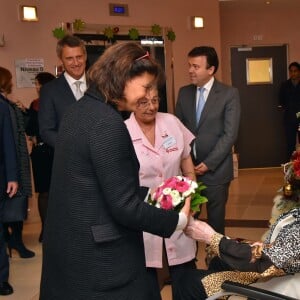 Semi-Exclusif - La princesse Stéphanie de Monaco a participé à la traditionnelle remise des cadeaux de Noël aux résidents du centre de gérontologie clinique Rainier III au Centre Hospitalier Princesse Grace de Monaco, le 18 décembre 2015 aidée par les bénévoles de la Croix-Rouge monégasque. © Bruno Bébert/Bestimage