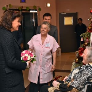 Semi-Exclusif - La princesse Stéphanie de Monaco a participé à la traditionnelle remise des cadeaux de Noël aux résidents du centre de gérontologie clinique Rainier III au Centre Hospitalier Princesse Grace de Monaco, le 18 décembre 2015 aidée par les bénévoles de la Croix-Rouge monégasque. © Bruno Bébert/Bestimage