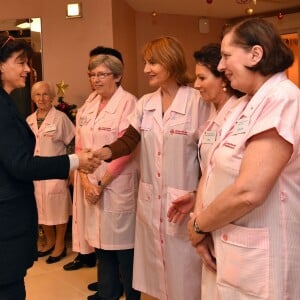 Semi-Exclusif - La princesse Stéphanie de Monaco a participé à la traditionnelle remise des cadeaux de Noël aux résidents du centre de gérontologie clinique Rainier III au Centre Hospitalier Princesse Grace de Monaco, le 18 décembre 2015 aidée par les bénévoles de la Croix-Rouge monégasque. © Bruno Bébert/Bestimage