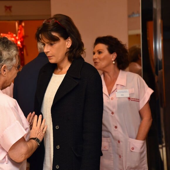 Semi-Exclusif - La princesse Stéphanie de Monaco a participé à la traditionnelle remise des cadeaux de Noël aux résidents du centre de gérontologie clinique Rainier III au Centre Hospitalier Princesse Grace de Monaco, le 18 décembre 2015 aidée par les bénévoles de la Croix-Rouge monégasque. © Bruno Bébert/Bestimage