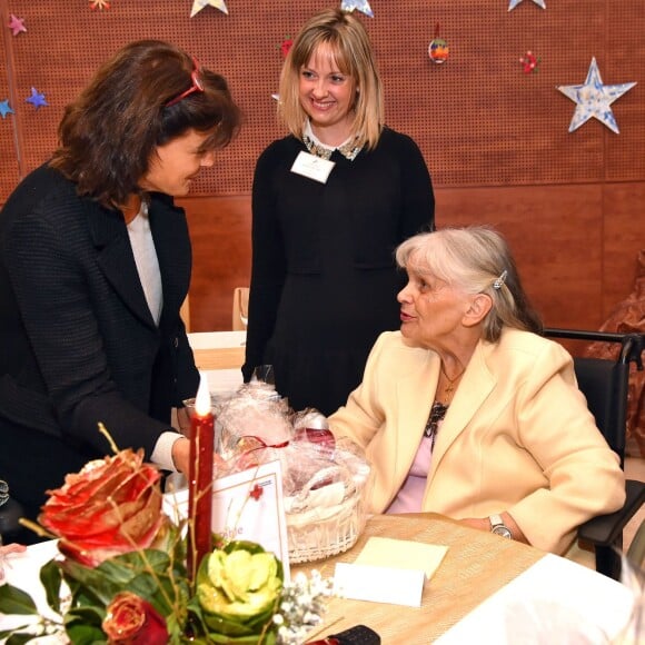 Semi-Exclusif - La princesse Stéphanie de Monaco a participé à la traditionnelle remise des cadeaux de Noël aux résidents du centre de gérontologie clinique Rainier III au Centre Hospitalier Princesse Grace de Monaco, le 18 décembre 2015 aidée par les bénévoles de la Croix-Rouge monégasque. © Bruno Bébert/Bestimage