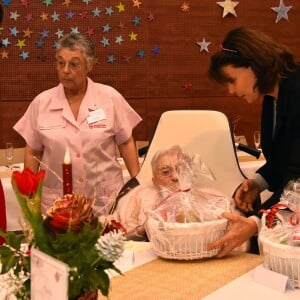 Semi-Exclusif - La princesse Stéphanie de Monaco a participé à la traditionnelle remise des cadeaux de Noël aux résidents du centre de gérontologie clinique Rainier III au Centre Hospitalier Princesse Grace de Monaco, le 18 décembre 2015 aidée par les bénévoles de la Croix-Rouge monégasque. © Bruno Bébert/Bestimage