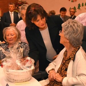 Semi-Exclusif - La princesse Stéphanie de Monaco a participé à la traditionnelle remise des cadeaux de Noël aux résidents du centre de gérontologie clinique Rainier III au Centre Hospitalier Princesse Grace de Monaco, le 18 décembre 2015 aidée par les bénévoles de la Croix-Rouge monégasque. © Bruno Bébert/Bestimage