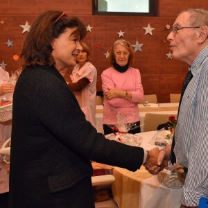 Semi-Exclusif - La princesse Stéphanie de Monaco a participé à la traditionnelle remise des cadeaux de Noël aux résidents du centre de gérontologie clinique Rainier III au Centre Hospitalier Princesse Grace de Monaco, le 18 décembre 2015 aidée par les bénévoles de la Croix-Rouge monégasque. © Bruno Bébert/Bestimage