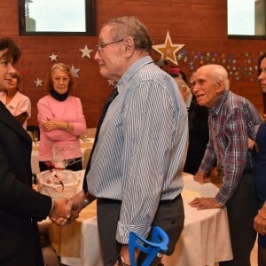 Semi-Exclusif - La princesse Stéphanie de Monaco a participé à la traditionnelle remise des cadeaux de Noël aux résidents du centre de gérontologie clinique Rainier III au Centre Hospitalier Princesse Grace de Monaco, le 18 décembre 2015 aidée par les bénévoles de la Croix-Rouge monégasque. © Bruno Bébert/Bestimage