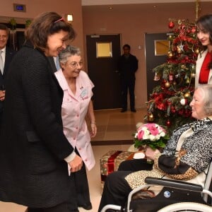 Semi-Exclusif - La princesse Stéphanie de Monaco a participé à la traditionnelle remise des cadeaux de Noël aux résidents du centre de gérontologie clinique Rainier III au Centre Hospitalier Princesse Grace de Monaco, le 18 décembre 2015 aidée par les bénévoles de la Croix-Rouge monégasque. © Bruno Bébert/Bestimage