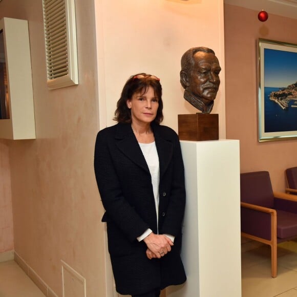 Exclusif - La princesse Stéphanie de Monaco a pu découvrir le buste en bronze représentant le prince Rainier III, réalisé par le sculpteur hollandais Kees Verkade, au Centre Hospitalier Princesse Grace de Monaco, le 18 décembre 2015, après avoir remis les traditionnels cadeaux de Noël aux résidents du centre de gérontologie clinique Rainier III. © Bruno Bébert/Bestimage