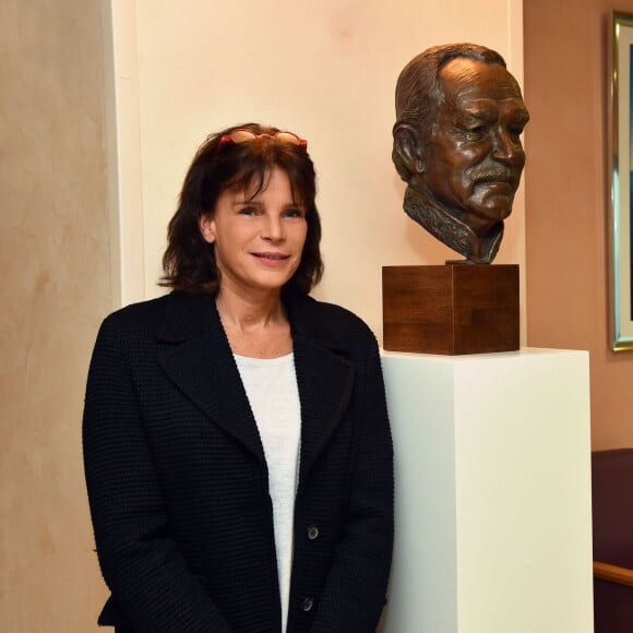 Exclusif - La princesse Stéphanie de Monaco a pu découvrir le buste en bronze représentant le prince Rainier III, réalisé par le sculpteur hollandais Kees Verkade, au Centre Hospitalier Princesse Grace de Monaco, le 18 décembre 2015, après avoir remis les traditionnels cadeaux de Noël aux résidents du centre de gérontologie clinique Rainier III. © Bruno Bébert/Bestimage