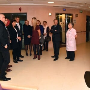 Exclusif - La princesse Stéphanie de Monaco a pu découvrir le buste en bronze représentant le prince Rainier III, réalisé par le sculpteur hollandais Kees Verkade, au Centre Hospitalier Princesse Grace de Monaco, le 18 décembre 2015, après avoir remis les traditionnels cadeaux de Noël aux résidents du centre de gérontologie clinique Rainier III. © Bruno Bébert/Bestimage