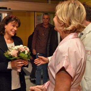 Exclusif - La princesse Stéphanie de Monaco a participé à la traditionnelle remise des cadeaux de Noël aux patients du service de spécialités médicales du docteur Christophe Robino au Centre Hospitalier Princesse Grace de Monaco, le 18 décembre 2015, aidée par les bénévoles de la Croix Rouge monégasque. © Bruno Bébert/Bestimage