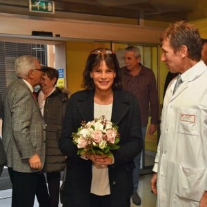 Exclusif - La princesse Stéphanie de Monaco a participé à la traditionnelle remise des cadeaux de Noël aux patients du service de spécialités médicales du docteur Christophe Robino au Centre Hospitalier Princesse Grace de Monaco, le 18 décembre 2015, aidée par les bénévoles de la Croix Rouge monégasque. © Bruno Bébert/Bestimage