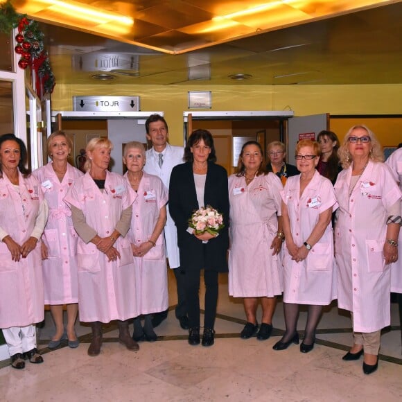 Exclusif - La princesse Stéphanie de Monaco a participé à la traditionnelle remise des cadeaux de Noël aux patients du service de spécialités médicales du docteur Christophe Robino au Centre Hospitalier Princesse Grace de Monaco, le 18 décembre 2015, aidée par les bénévoles de la Croix Rouge monégasque. © Bruno Bébert/Bestimage