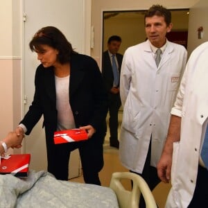 Exclusif - La princesse Stéphanie de Monaco a participé à la traditionnelle remise des cadeaux de Noël aux patients du service de spécialités médicales du docteur Christophe Robino au Centre Hospitalier Princesse Grace de Monaco, le 18 décembre 2015, aidée par les bénévoles de la Croix Rouge monégasque. © Bruno Bébert/Bestimage