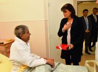 Stéphanie de Monaco : Les bras chargés de cadeaux à l'hôpital Princesse Grace