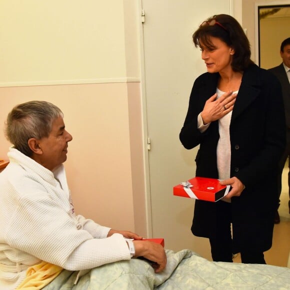 Exclusif - La princesse Stéphanie de Monaco a participé à la traditionnelle remise des cadeaux de Noël aux patients du service de spécialités médicales du docteur Christophe Robino au Centre Hospitalier Princesse Grace de Monaco, le 18 décembre 2015, aidée par les bénévoles de la Croix Rouge monégasque. © Bruno Bébert/Bestimage