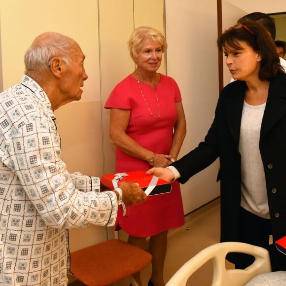 Exclusif - La princesse Stéphanie de Monaco a participé à la traditionnelle remise des cadeaux de Noël aux patients du service de spécialités médicales du docteur Christophe Robino au Centre Hospitalier Princesse Grace de Monaco, le 18 décembre 2015, aidée par les bénévoles de la Croix Rouge monégasque. © Bruno Bébert/Bestimage