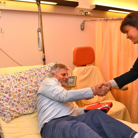 Exclusif - La princesse Stéphanie de Monaco a participé à la traditionnelle remise des cadeaux de Noël aux patients du service de spécialités médicales du docteur Christophe Robino au Centre Hospitalier Princesse Grace de Monaco, le 18 décembre 2015, aidée par les bénévoles de la Croix Rouge monégasque. © Bruno Bébert/Bestimage