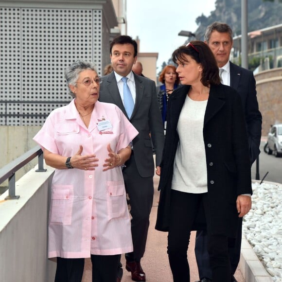 Exclusif - La princesse Stéphanie de Monaco a participé à la traditionnelle remise des cadeaux de Noël aux patients du service de spécialités médicales du docteur Christophe Robino au Centre Hospitalier Princesse Grace de Monaco, le 18 décembre 2015, aidée par les bénévoles de la Croix Rouge monégasque. © Bruno Bébert/Bestimage