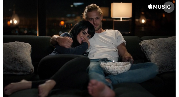 Selena Gomez et Christopher Mason dans le clip de "Hands To Myself". Décembre 2015.