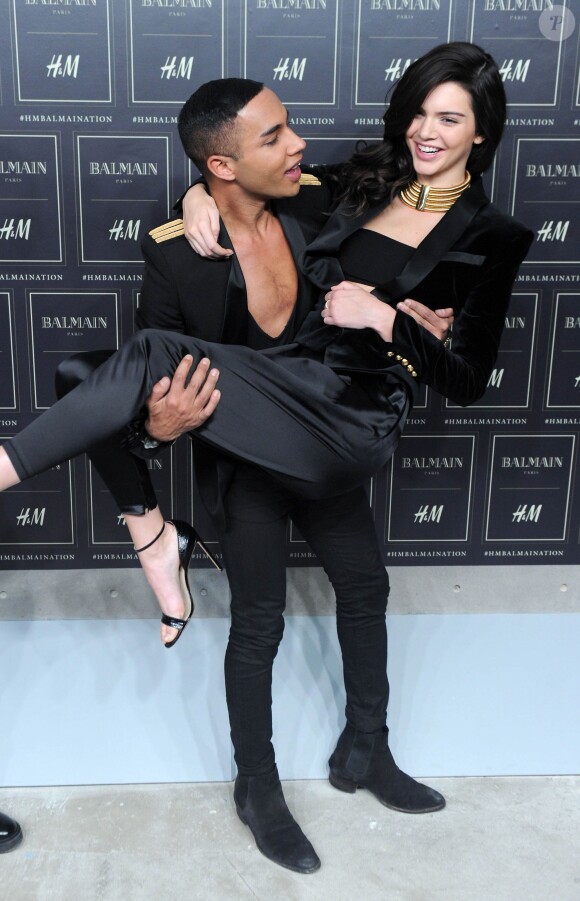 Olivier Rousteing et Kendall Jenner - Défilé de mode "Balmain x H&M" au 23 Wall Street à New York, le 20 octobre 2015.