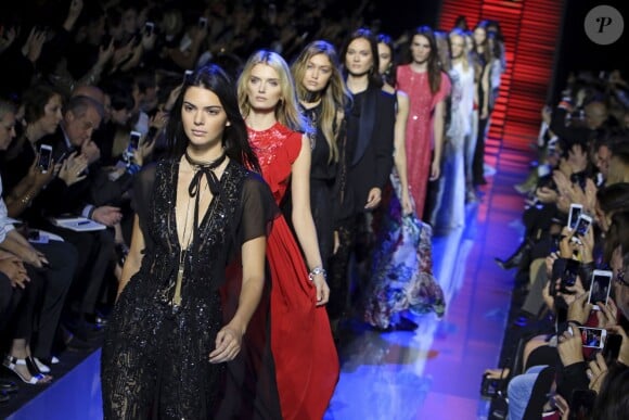 Kendall Jenner, Gigi Hadid - Défilé Elie Saab collection prêt-à-porter Printemps/Eté 2016 lors de la fashion week à Paris, le 3 octobre 2015.