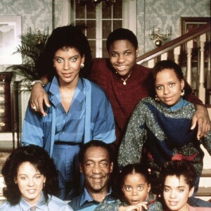 Phylicia Rashad, Malcom-Jamal Warner, Tempest Bledsoe, Sabrina Lebeauf, et Bill Cosby en 1990 à Los Angeles, sur le plateau du Cosby Show