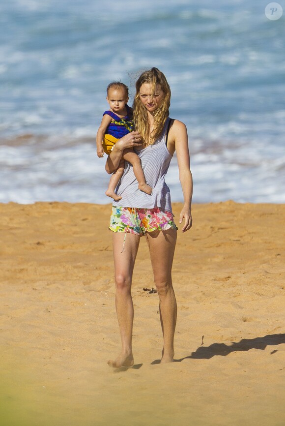 Exclusif - Gemma Ward, son petit ami David Letts et leur fille Naia profitent d'une belle journée ensoleillée sur une plage à Sydney, le 10 décembre 2014