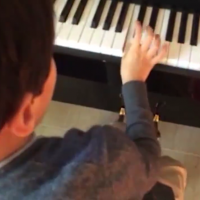 Jamel Debbouze : Son fils Léon, parfait petit Jedi, trop mignon au piano...