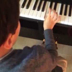 Le petit Léon, fils de Jamel Debbouze et Mélissa Theuriau, joue le générique de Star Wars au piano, en décembre 2015.