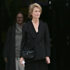 Charlotte Rampling - Sorties de obsèques de Jean-Noël Tassez, le compagnon de Charlotte Rampling, au crématorium du cimetière du Père-Lachaise à Paris, le 9 octobre 2015.