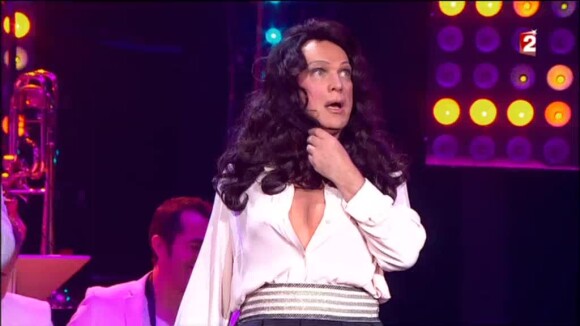 Julien Lepers travesti en Nabilla Benattia, le 25 décembre 2015 sur France 2 dans "Ze Fiesta !".