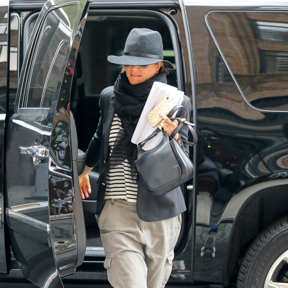 Jennifer Aniston rentre à son hôtel à New York, le 9 octobre 2015.
