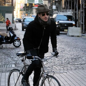 Exclusif - Justin Theroux fait du vélo à New York, le 17 novembre 2015.