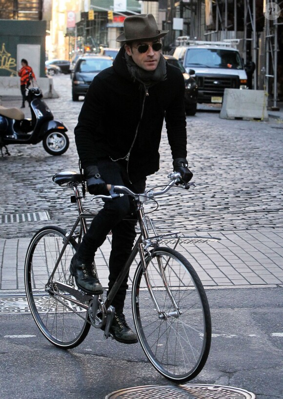 Exclusif - Justin Theroux fait du vélo à New York, le 17 novembre 2015.
