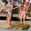 Exclusif - Les top models Candice Swanepoel et Behati Prinsloo en shooting sur la plage à Saint-Barthélemy le 14 décembre 2015.