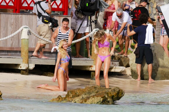 Exclusif - Les top models Candice Swanepoel et Behati Prinsloo en shooting sur la plage à Saint-Barthélemy le 14 décembre 2015.