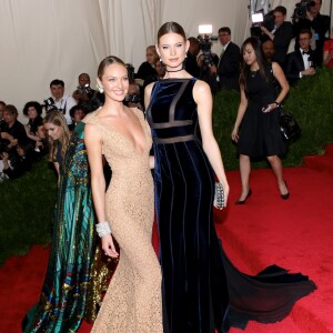 Behati Prinsloo et Candice Swanepoel - Met Gala 2015 (Met Ball) au Metropolitan Museum à New York, le 4 mai 2015.