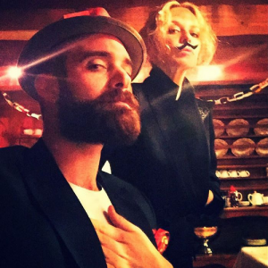 Kylie Minogue arbore une fausse moustache tandis qu'elle fête Noël en France avec son jeune amoureux, Joshua Sasse / photo postée sur Instagram le 25 décembre 2015.