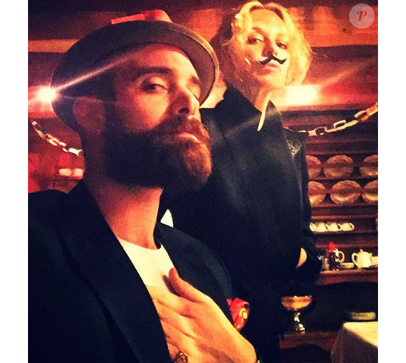 Kylie Minogue arbore une fausse moustache tandis qu'elle fête Noël en France avec son jeune amoureux, Joshua Sasse / photo postée sur Instagram le 25 décembre 2015.