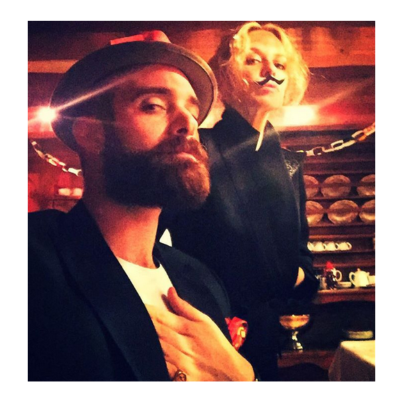 Kylie Minogue arbore une fausse moustache tandis qu'elle fête Noël en France avec son jeune amoureux, Joshua Sasse / photo postée sur Instagram le 25 décembre 2015.