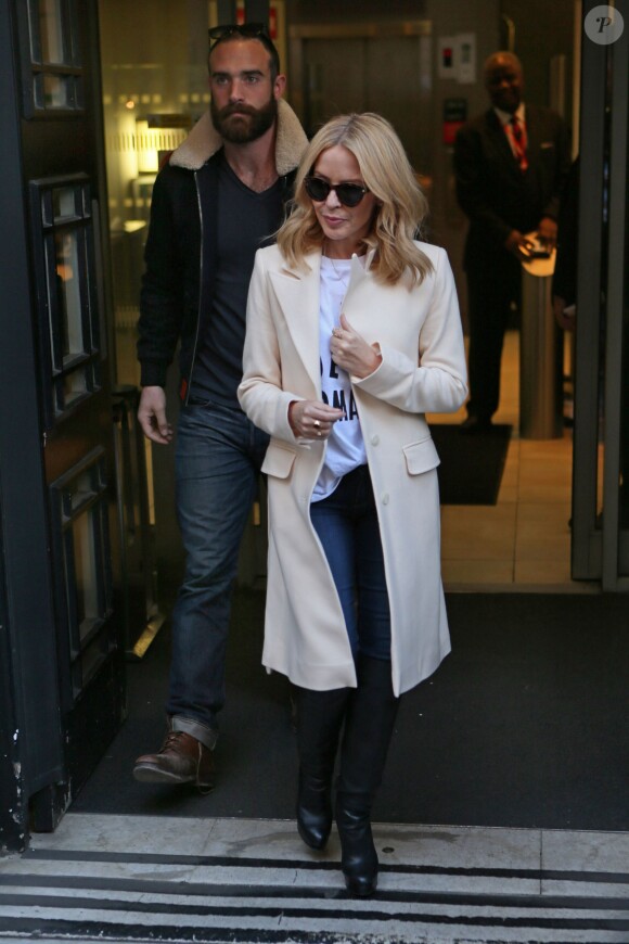 Kylie Minogue et son compagnon Joshua Sasse quittent les studios de la BBC Radio 2 à Londres le 4 décembre 2015.  Singer Kylie Minogue leaving BBC Radio 2 with her actor boyfriend Joshua Sasse. Kylie just returned from a trip in Paris with her new man, was appearing on the Chris Evans Breakfast Show - London04/12/2015 - Londres