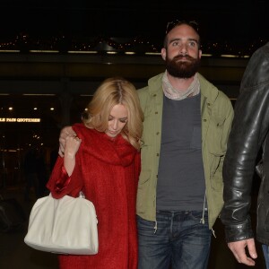 Kylie Minogue et son compagnon Joshua Sasse arrivent à Londres par l'Eurostar le 3 décembre 2015. © CPA / Bestimage  Kylie Minogue and Joshua Sasse seen arriving at St Pancras Eurostar in London. London, United Kingdom - Wednesday December 03, 2015.03/12/2015 - Londres