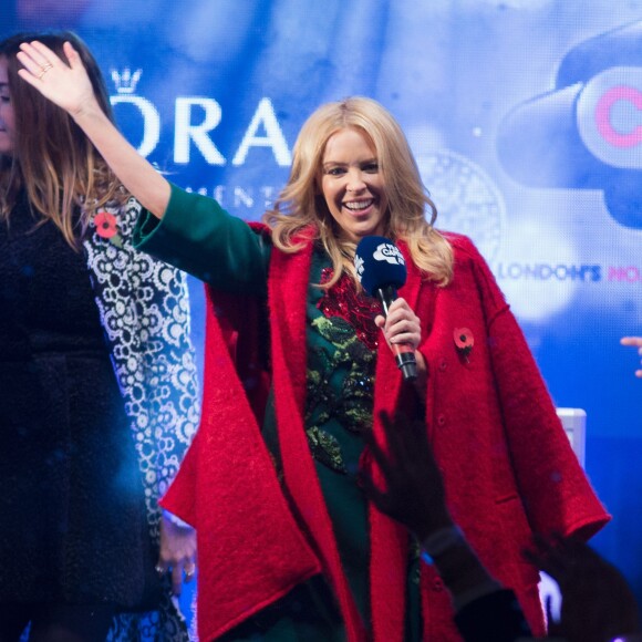 Kylie Minogue - Kylie Minogue donne le coup d'envoi des illuminations de Noël sur Oxford Street à Londres, le 1er novembre 2015.  Kylie Minogue-Oxford St Lights Switch on in London,1 November 2015. 1 November 2015.01/11/2015 - Londres