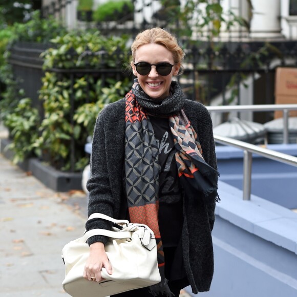 Exclusif - Kylie Minogue se promène avec un ami dans les rues de Londres, le 24 septembre 2015  For germany call for price Exclusive - Kylie Minogue is seen out and about with a friend in London. 24 September 2015.24/09/2015 - Londres