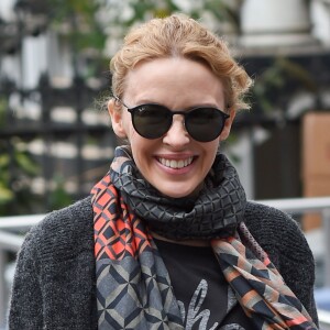 Exclusif - Kylie Minogue se promène avec un ami dans les rues de Londres, le 24 septembre 2015  For germany call for price Exclusive - Kylie Minogue is seen out and about with a friend in London. 24 September 2015.24/09/2015 - Londres